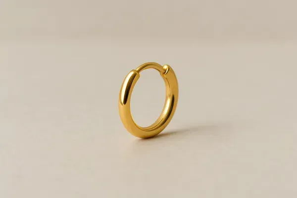 Guia de estilo com argolinha pequena ouro 18k para segundo furo