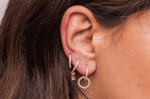 Brincos-argolinha-cravejada-ouro-18k-no-segundo-furo-discreto