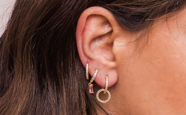 Brincos-argolinha-cravejada-ouro-18k-no-segundo-furo-discreto